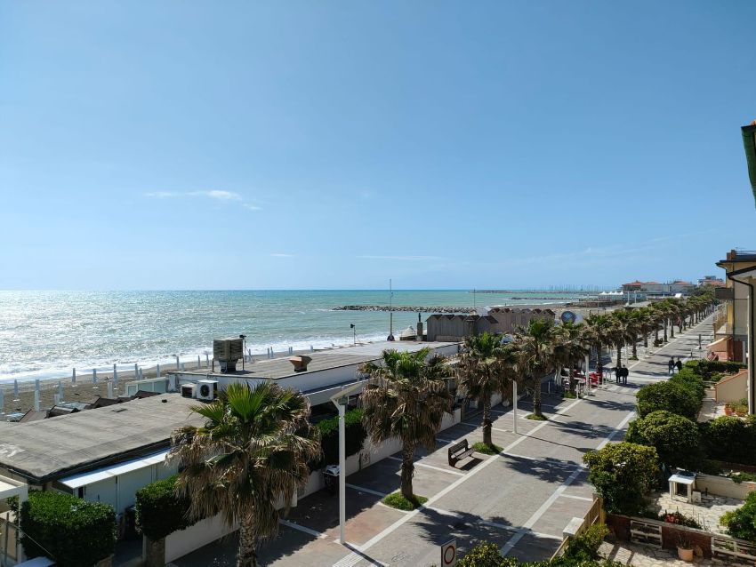 Piazzale tra Stella Beach ed Imperfetto - Cecina Mare